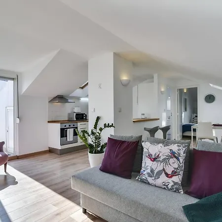 Clean Design & Terrace Apt For 4 In Trendy Estrela Apartmán
