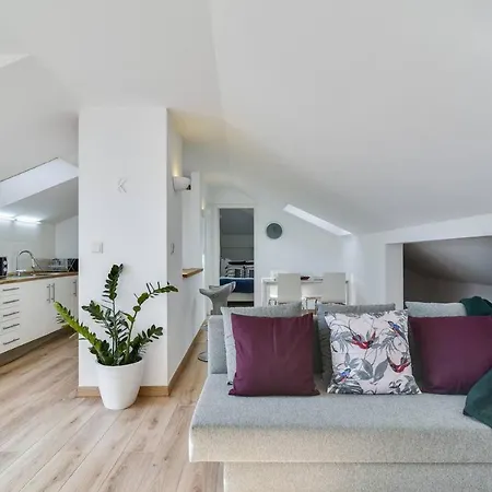 Clean Design & Terrace Apt For 4 In Trendy Estrela