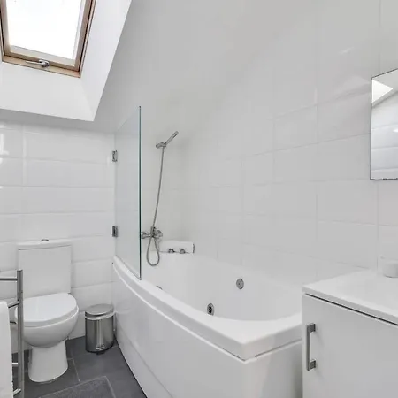 Clean Design & Terrace Apt For 4 In Trendy Estrela Apartmán *