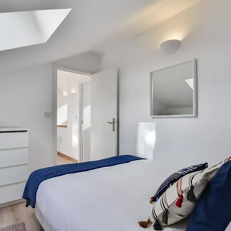 Clean Design & Terrace Apt For 4 In Trendy Estrela