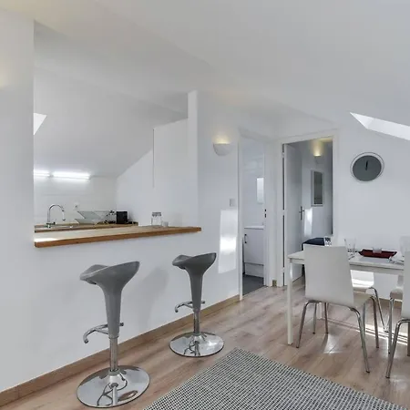 Clean Design & Terrace Apt For 4 In Trendy Estrela *