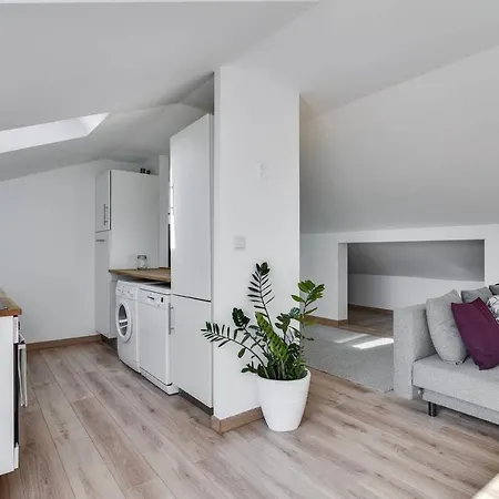 Clean Design & Terrace Apt For 4 In Trendy Estrela * Lisboa