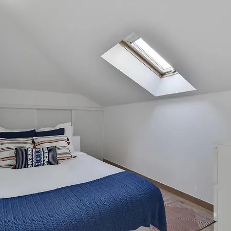 Clean Design & Terrace Apt For 4 In Trendy Estrela Lisboa